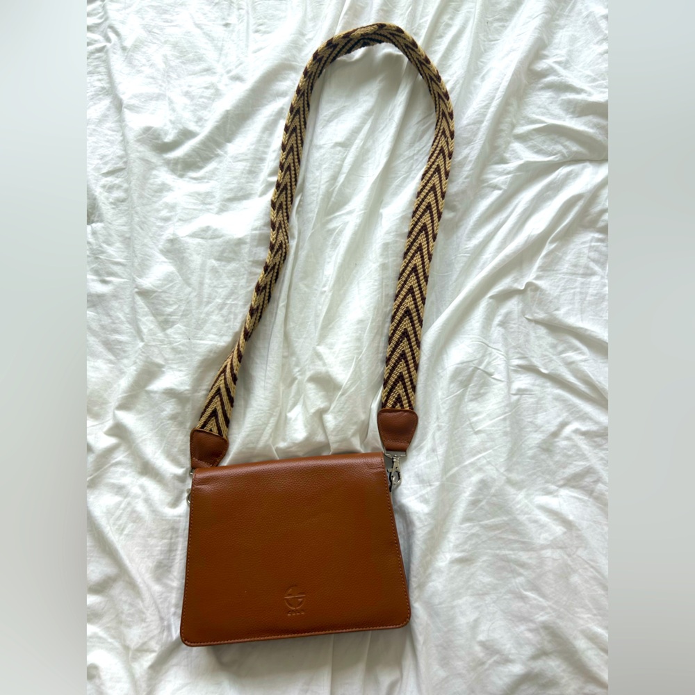 Crossbody purse with knitted strap